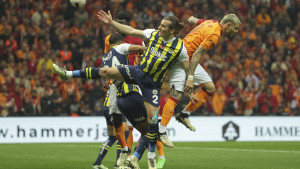 Fenerbahče s igračem manje u gostima pobijedio Galatasaray i ostao u borbi za titulu prvaka!