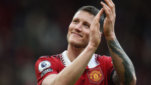 Navijači ga tjeraju iz kluba, a on bez dlake na jeziku rekao zašto je dodirnuo grb Liverpoola