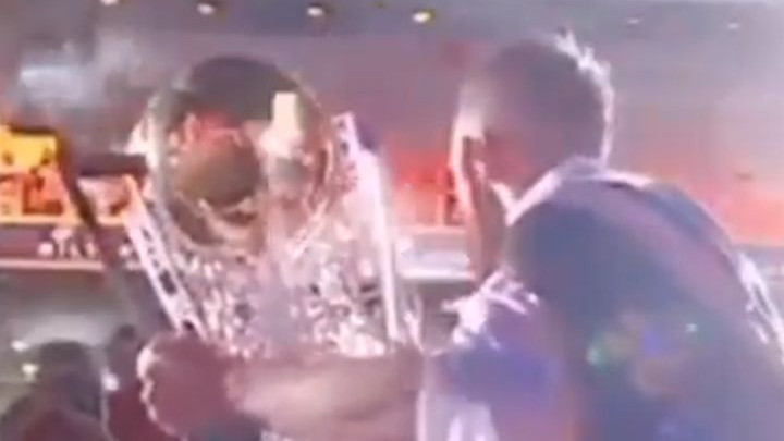 Edin Višća oduševio Turke jer se na proslavi titule pojavio sa zastavom s ljiljanima