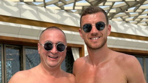 Dok se reprezentacija BiH bruka na terenu svi pričaju o fotografiji Džeke i turbofolkera iz Srbije
