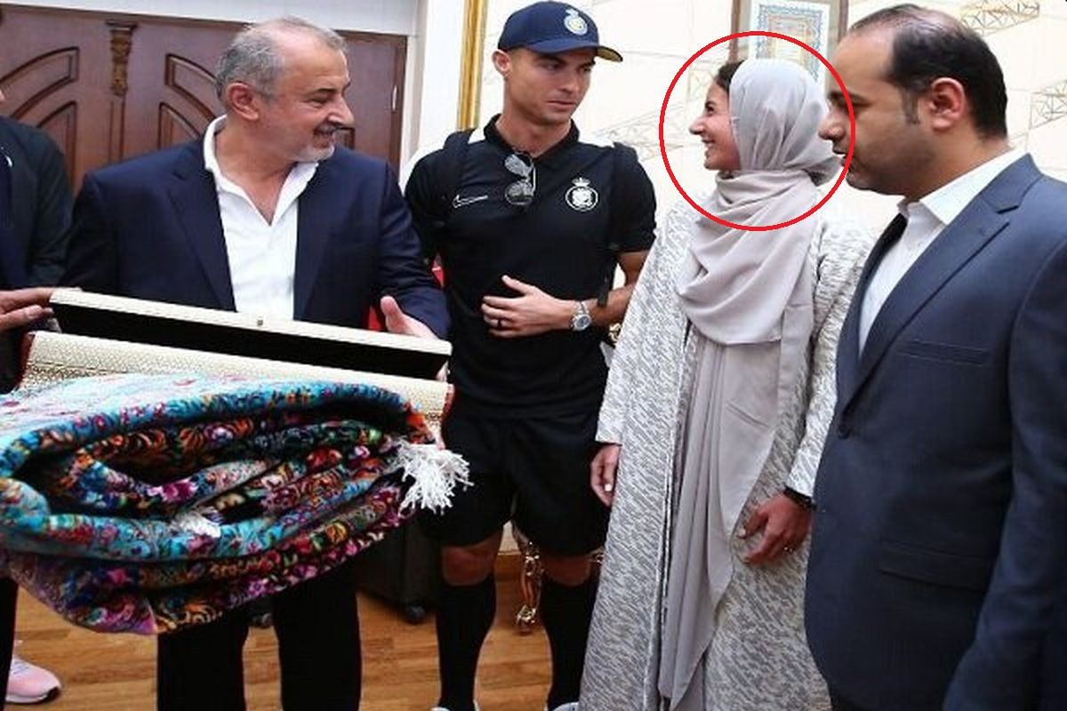 I žena mu se smije: Nerealno bahata reakcija Ronalda kad su mu Iranci dali ćilim od 650.000 eura