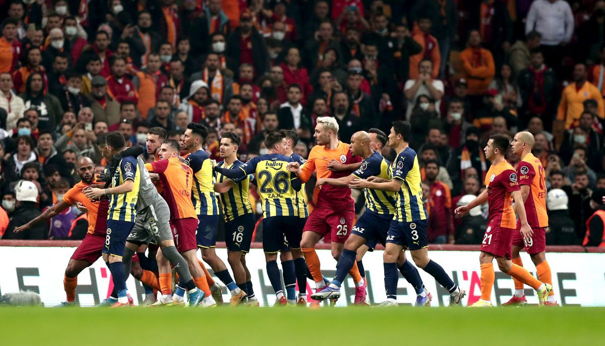 Istanbul je večeras gorio: Fenerbahče u 94. minuti srušio Galatu i jedva preživio bijes s tribina