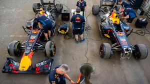Mehaničari Red Bull Racinga servisirali bolid RB7, spreman je za Red Bull Showrun u Sarajevu 