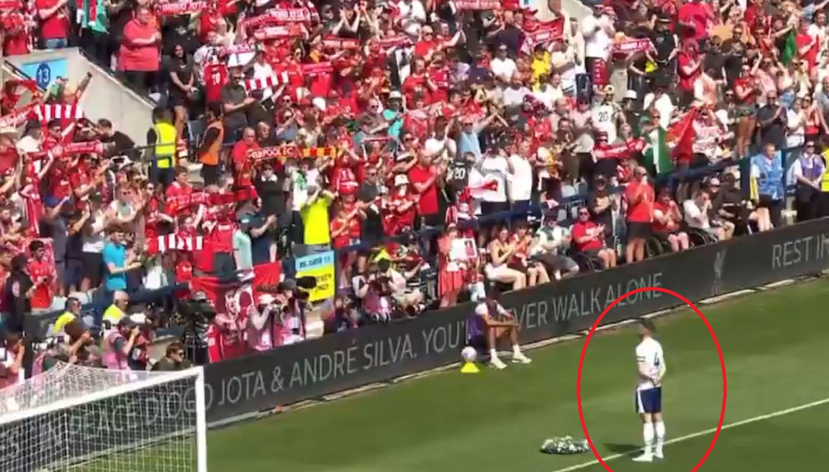 Protivnik je stao pred navijače Liverpoola, nije izustio ni riječ, uslijedila je scena za historiju Protivnik je stao pred navijače Liverpoola, nije izustio ni riječ, uslijedila je scena za historiju