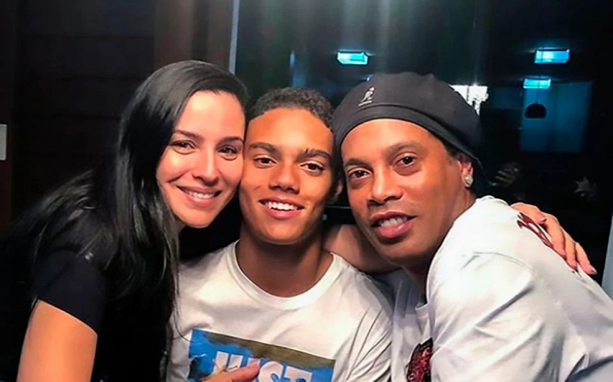 Ronaldinhov sin potpisao prvi ugovor, a u javnosti se pojavila i njegova majka