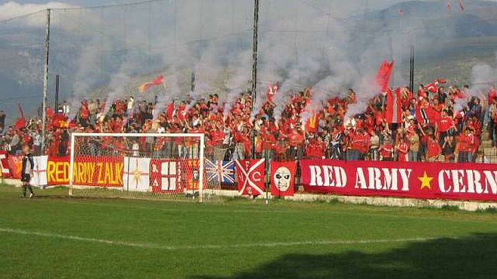 Bijesni navijači Veleža ne daju igračima da napuste stadion Bijesni navijači Veleža ne daju igračima da napuste stadion