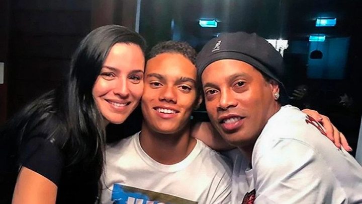 Ronaldinhov sin potpisao prvi ugovor, a u javnosti se pojavila i njegova majka