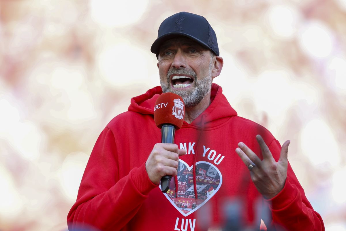 Klopp izašao pred prepuni Anfield, uzeo mikrofon u ruke, pa izmislio navijačku pjesmu za Arnea Slota