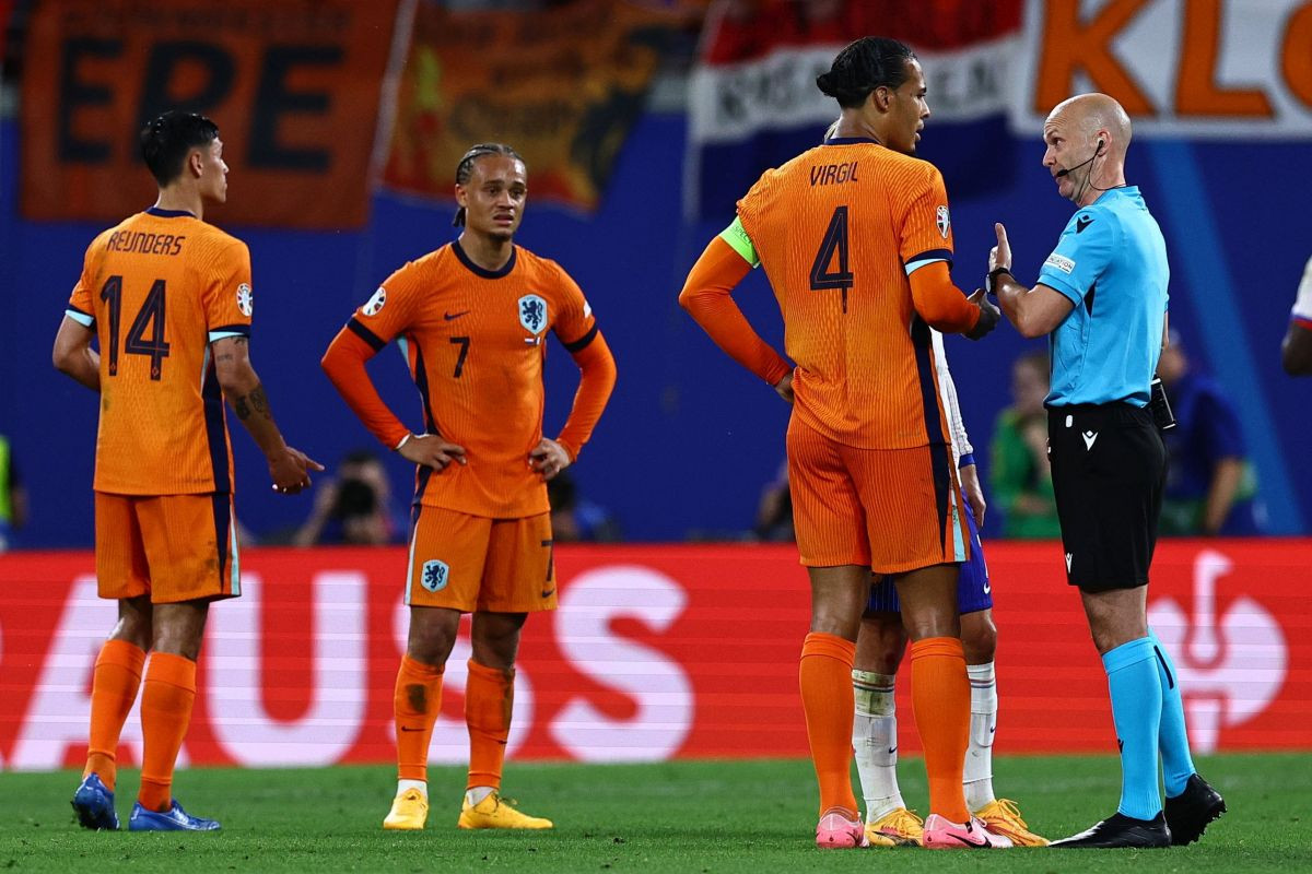 Virgil van Dijk "uništio" sudije iz Engleske žestokom izjavom zbog poništenog gola protiv Francuske Virgil van Dijk "uništio" sudije iz Engleske žestokom izjavom zbog poništenog gola protiv Francuske