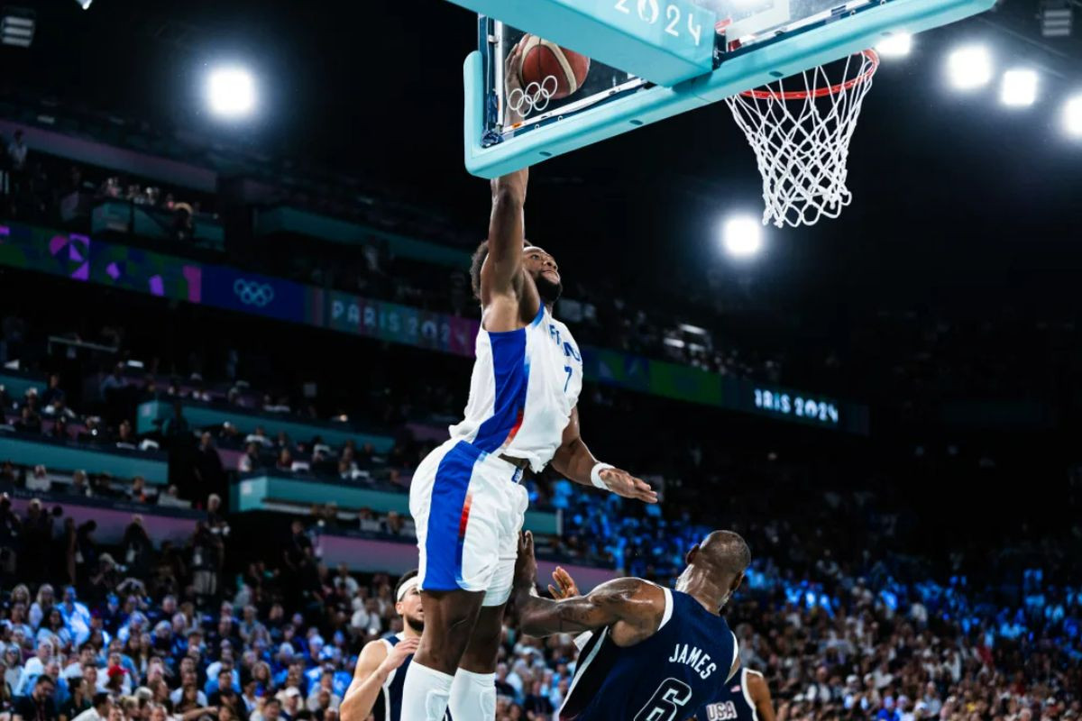 Potez karijere Yabuselea: Veliki LeBron James je završio na posteru! Potez karijere Yabuselea: Veliki LeBron James je završio na posteru!