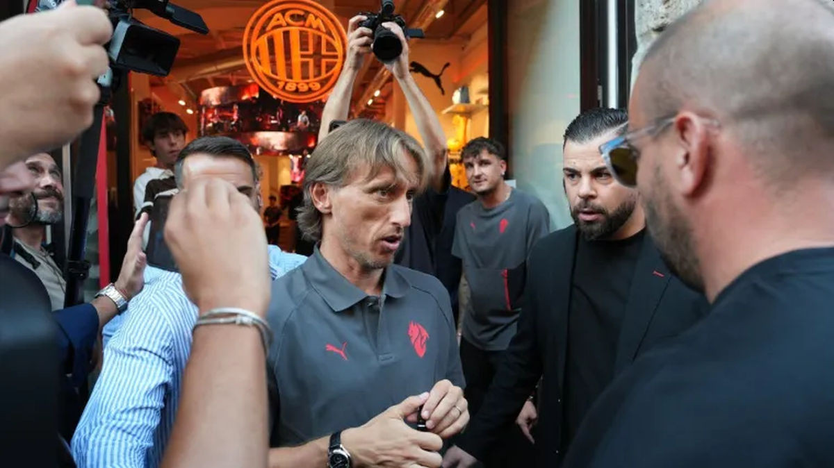 Svima se hvali da je ponosni Hrvat, a kad ga je Modrić pitao priča li hrvatski šokirao je odgovorom! Svima se hvali da je ponosni Hrvat, a kad ga je Modrić pitao priča li hrvatski šokirao je odgovorom!