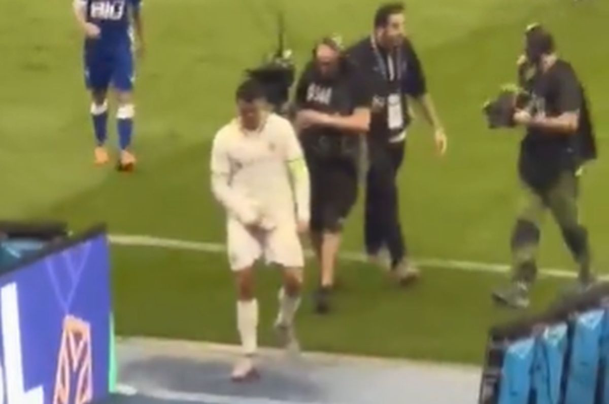 Očajni Ronaldo je samo čuo "Messi, Messi", a onda je šokirao Saudijce Očajni Ronaldo je samo čuo "Messi, Messi", a onda je šokirao Saudijce