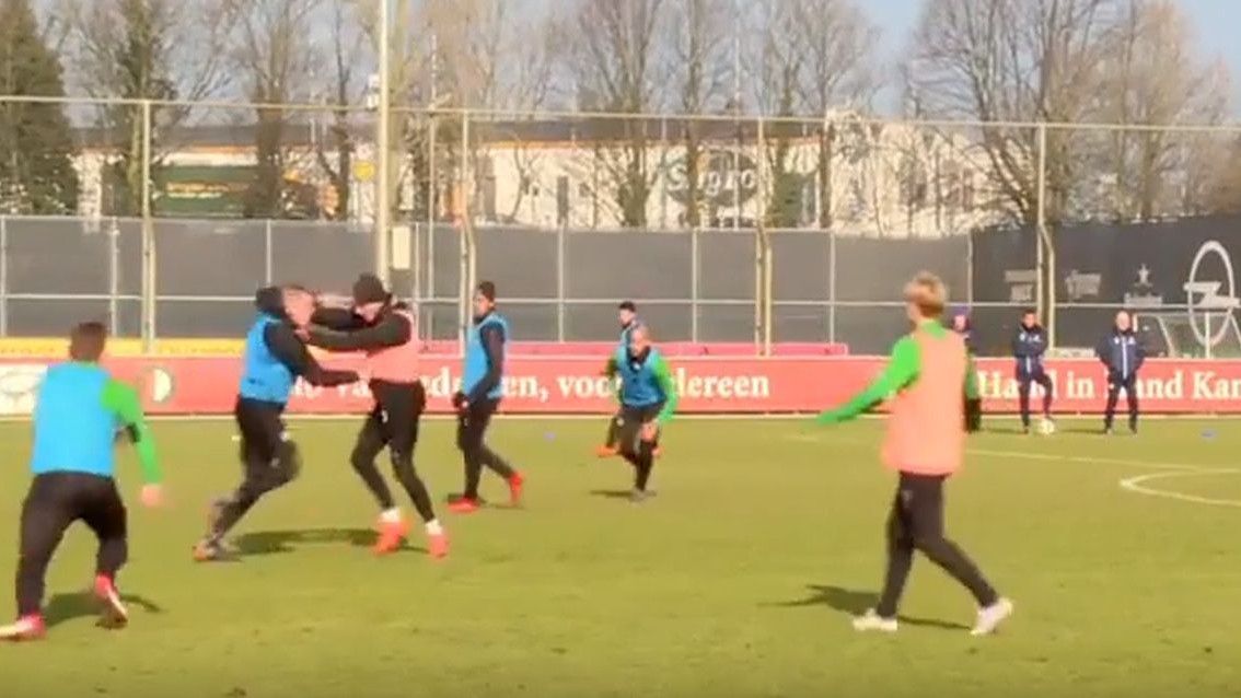 Fudbal im ne ide, pa probali sa MMA: Tuča saigrača na treningu Feyenoorda