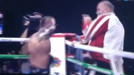 Oprez, budala u ringu: Ruski bokser nakon poraza pomahnitao i napao vlastitog trenera