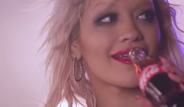 Rita Ora zablistala u kampanji Coca-Cole