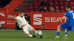 Španski štoper ispucao loptu, sudija dosudio penal za Grčku!