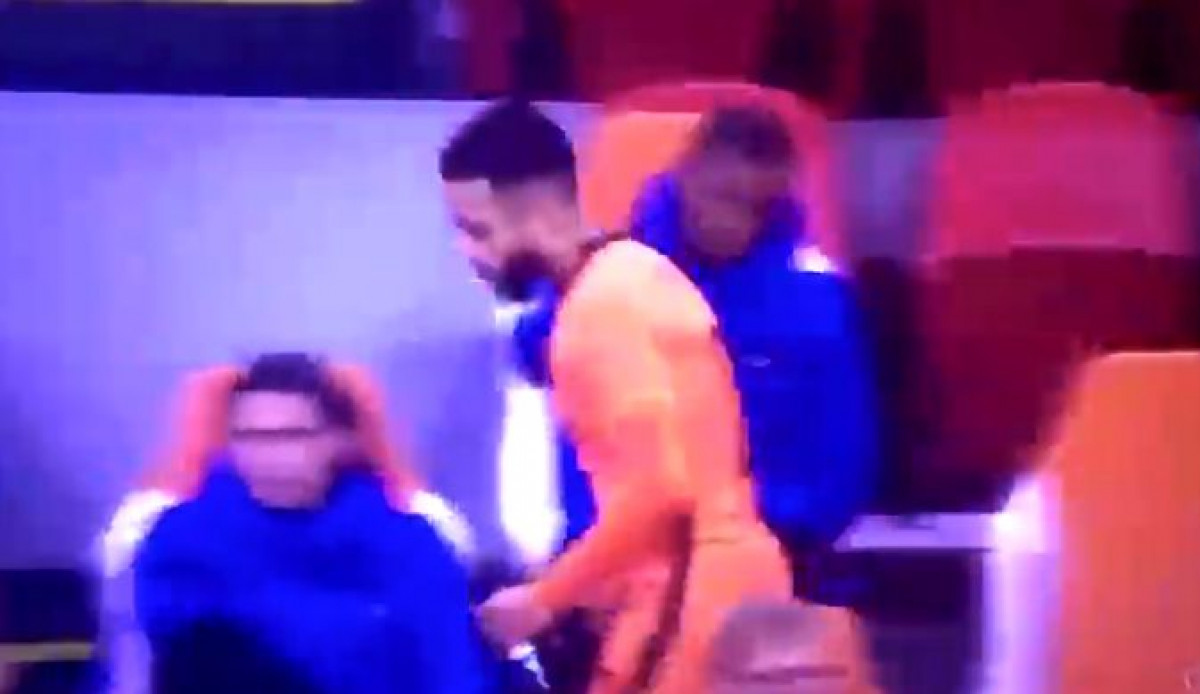 Wijnaldum pružio ruku Depayju da se pozdravi, pa "izvisio" kao niko