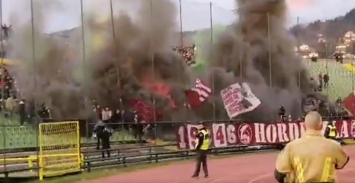  Navijači FK Sarajevo nakon pjesme zapalili i baklje