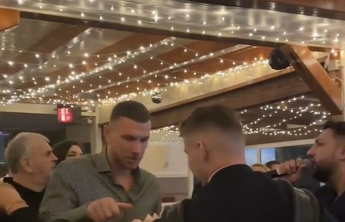 Niko ne kiti muzičare kao Džeko: Pogodila ga Sinanova pjesma, harmonikaš više nije znao šta da radi Niko ne kiti muzičare kao Džeko: Pogodila ga Sinanova pjesma, harmonikaš više nije znao šta da radi