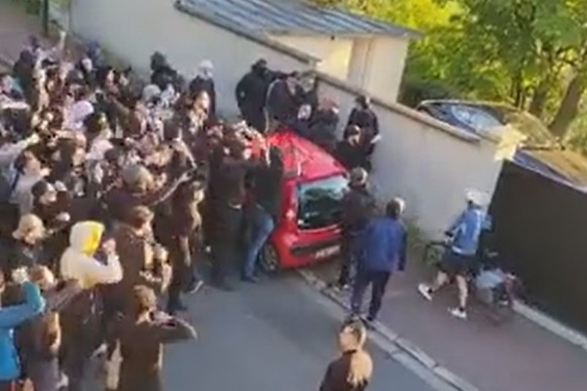 Ludnica u Parizu: Navijači lično odlučili Neymara otjerati iz kluba, došli su mu ispred kuće