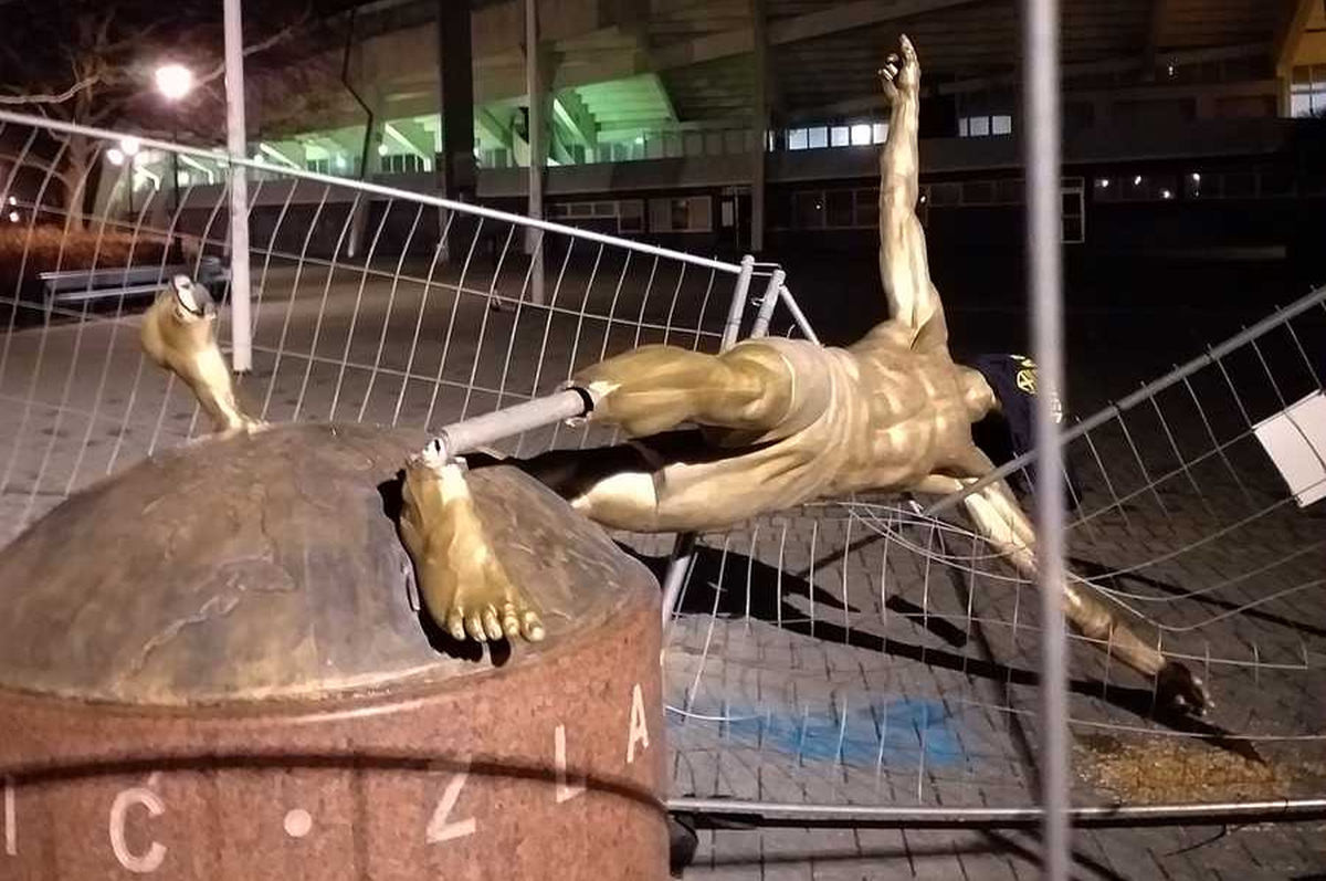 Ibrahimovićeva statua skroz porušena, oko glave zamotan navijački šal Ibrahimovićeva statua skroz porušena, oko glave zamotan navijački šal