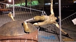 Ibrahimovićeva statua skroz porušena, oko glave zamotan navijački šal