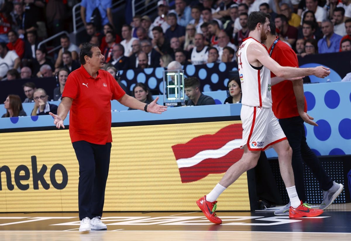 Ataman šokirao potezom nakon finala Eurobasketa, cijela dvorana je ostala bez teksta Ataman šokirao potezom nakon finala Eurobasketa, cijela dvorana je ostala bez teksta
