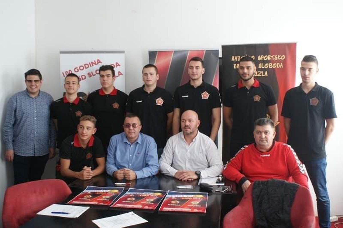 Osmorica mladih igrača potpisala ugovore sa Slobodom, trener Bulić najavio subotnji meč