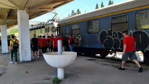 Kreće "desant" na Bilino polje: Navijači Veleža u "crvenom vozu" krenuli za Zenicu 