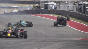 Alonso letio s bolidom na stazi, čudesno se vratio u utrku, a onda je donesena skandalozna odluka!