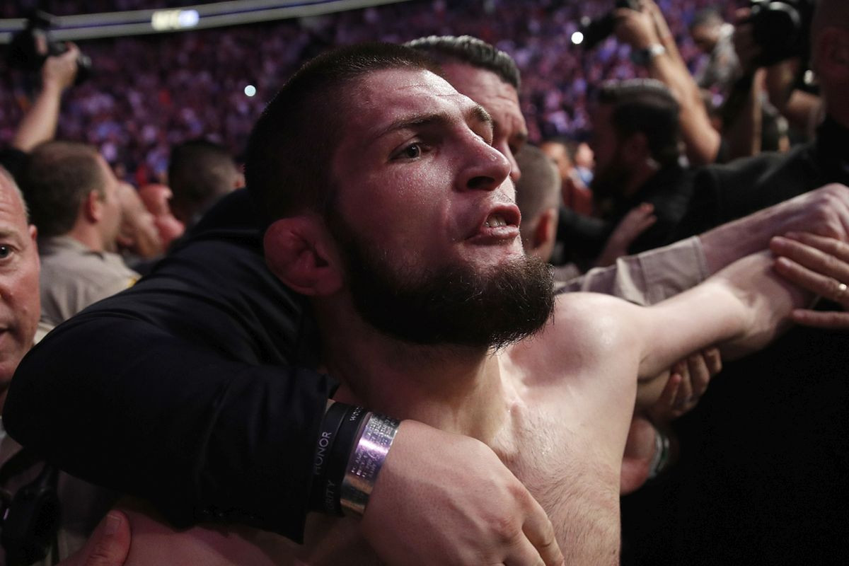 Kick boxer iz čista mira udario Khabiba u glavu, nastao je nezapamćen haos: "Dođi brzo, ubit će ga"