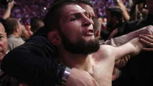Kick boxer iz čista mira udario Khabiba u glavu, nastao je nezapamćen haos: "Dođi brzo, ubit će ga"