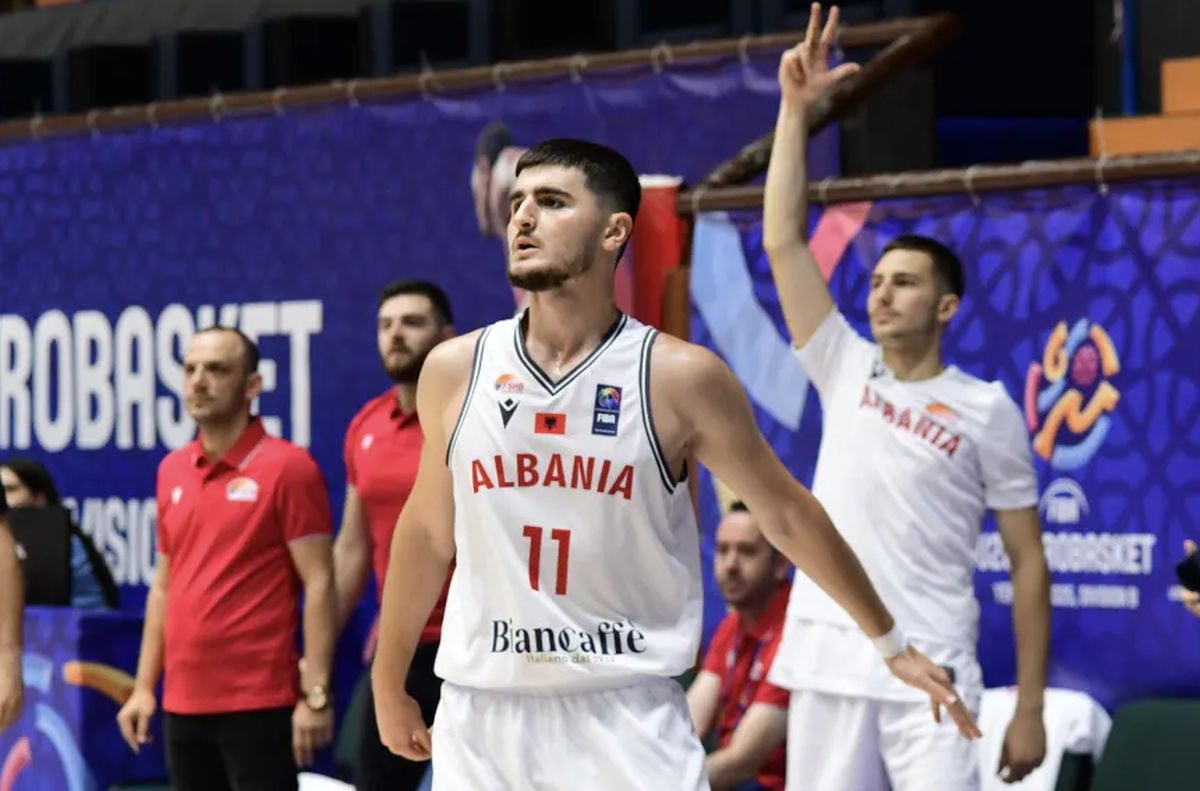 Prvo scena koja plaši sve Srbe, pa tri prsta u zraku, za kraj teška bruka Albanije u režiji Kosova Prvo scena koja plaši sve Srbe, pa tri prsta u zraku, za kraj teška bruka Albanije u režiji Kosova