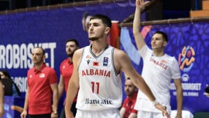 Prvo scena koja plaši sve Srbe, pa tri prsta u zraku, za kraj teška bruka Albanije u režiji Kosova