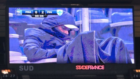 Fotografija koja je obilježila meč u Francuskoj: Šta to Mbappe radi na tribinama?