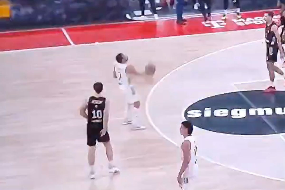 Šta je pogodio Facundo Campazzo? Preko 3/4 terena, iza leđa, preko glave! Šta je pogodio Facundo Campazzo? Preko 3/4 terena, iza leđa, preko glave!