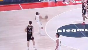 Šta je pogodio Facundo Campazzo? Preko 3/4 terena, iza leđa, preko glave!