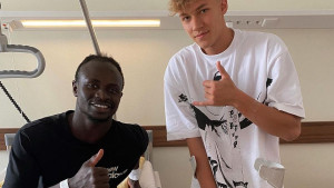 Osmijeh na licu, ali oči su mu pune tuge i bola - Srceparajuća fotografija Sadija Manea iz bolnice