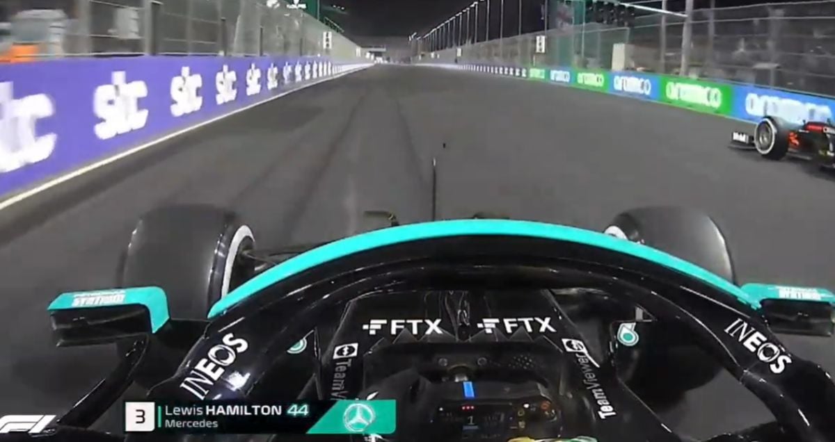 Neviđena drama u Džedi: Verstappen opet umalo "uništio" Hamiltona, pa izveo čudo Neviđena drama u Džedi: Verstappen opet umalo "uništio" Hamiltona, pa izveo čudo
