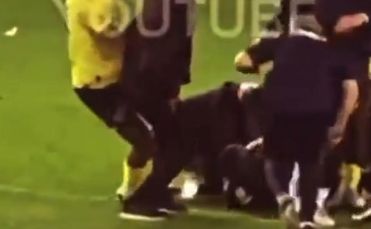 Pojavio se novi skandalozan snimak - Navijač leži na podu, a nogometaš Fenera ga udara nogom u glavu