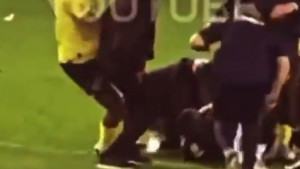 Pojavio se novi skandalozan snimak - Navijač leži na podu, a nogometaš Fenera ga udara nogom u glavu