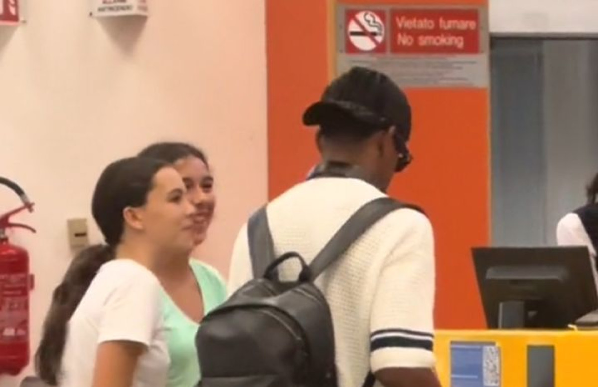 Dvije djevojke prišle Yamalu na aerodromu da se fotografišu, njegovoj izabranici se to nije svidjelo Dvije djevojke prišle Yamalu na aerodromu da se fotografišu, njegovoj izabranici se to nije svidjelo