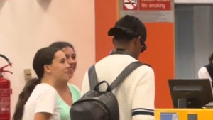 Dvije djevojke prišle Yamalu na aerodromu da se fotografišu, njegovoj izabranici se to nije svidjelo