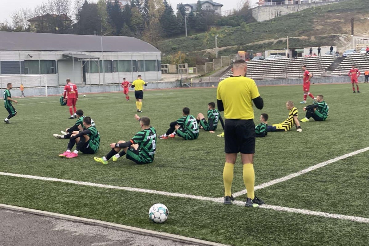 Igrači Rudara iz Han Bile nezadovoljni suđenjem sjeli na teren, oglasili se s dva žestoka saopštenja Igrači Rudara iz Han Bile nezadovoljni suđenjem sjeli na teren, oglasili se s dva žestoka saopštenja