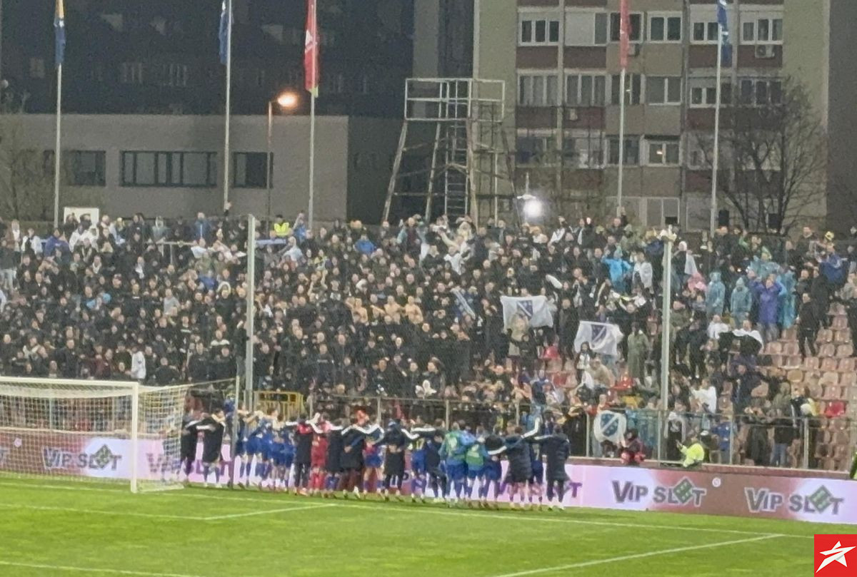 Fanaticosi pozvali igrače, pa "odabranom" među njima dali megafon da vodi navijanje! Fanaticosi pozvali igrače, pa "odabranom" među njima dali megafon da vodi navijanje!