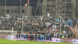 Fanaticosi pozvali igrače, pa "odabranom" među njima dali megafon da vodi navijanje!