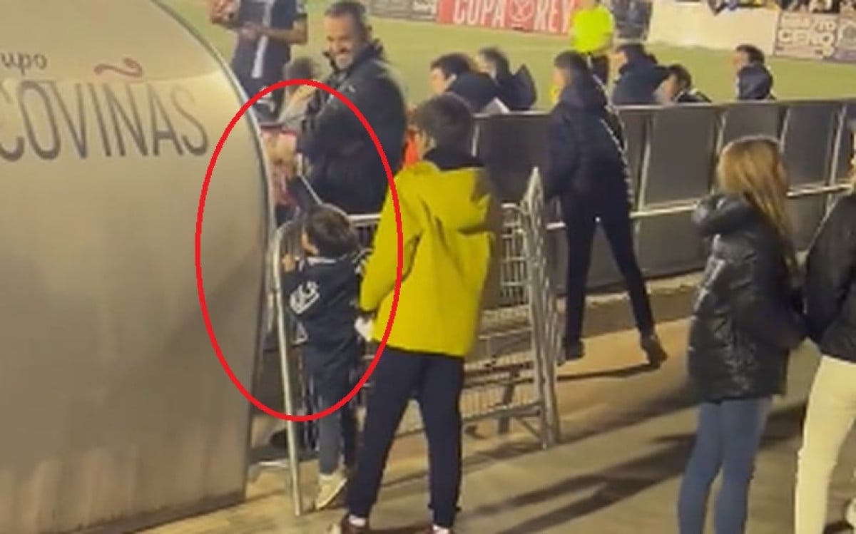 Poklonio dječaku dres, on se vratio do roditelja i uzeo kutiju, a onda je cijeli stadion aplaudirao