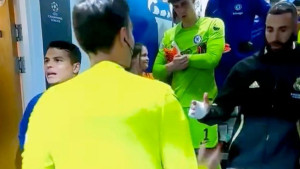Karim Benzema u tunelu Stamford Bridgea očitao lekciju svim igračima Arsenala! 