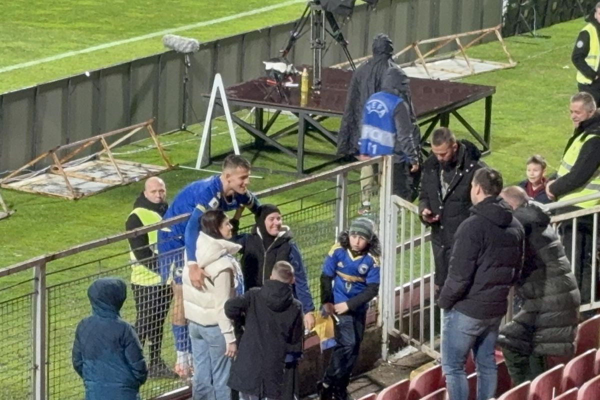 Atmosfera kao u zlatne dane Zmajeva: Navijači nisu mogli pustiti Baždara da ode bez nekoliko "fotki" Atmosfera kao u zlatne dane Zmajeva: Navijači nisu mogli pustiti Baždara da ode bez nekoliko "fotki"