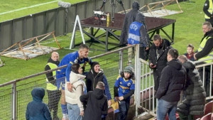 Atmosfera kao u zlatne dane Zmajeva: Navijači nisu mogli pustiti Baždara da ode bez nekoliko "fotki"
